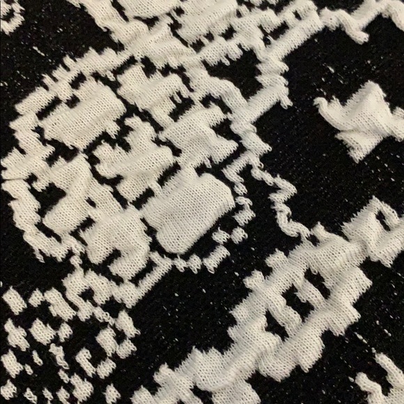 Like new black and white dress - Picture 4 of 4